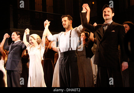 Michael Cerveris Elena Roger Ricky Martin und Max von Essen Broadway-Premiere von "Evita" Marquis Theatre – Vorhang Stockfoto