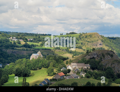 Eglise de Bredons in der Ortschaft Bredon sitzt auf einem Puy mit Blick auf die Stadt von Murat, Cantal, Auvergne, Frankreich Stockfoto