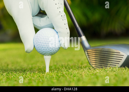 Nahaufnahme des Golfballs am Abschlag am Golfplatz Stockfoto