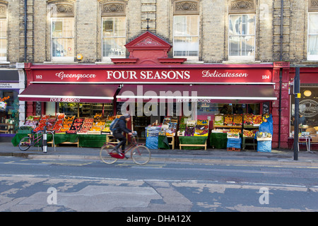 Hove, East Sussex, UK - 4. November 2013: Four Seasons Gemüsehändler und Feinkost auf kirchliche Road, Brighton & Hove Stockfoto