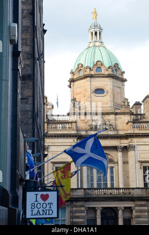 Schottische Schild und Fahne vor Geschäft in Edinburgh, Schottland Stockfoto