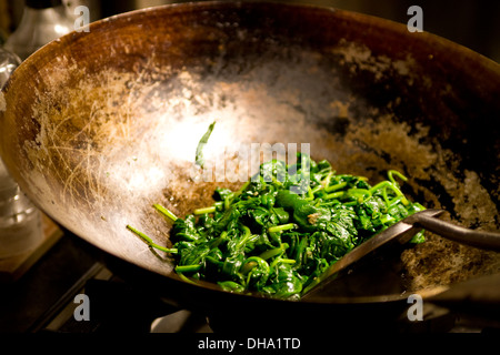 Wok Pfanne Spinat unterrühren Stockfoto