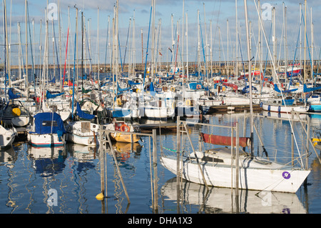 Yachten ankern in South Harbour Blyth, Northumberland, England, UK Stockfoto