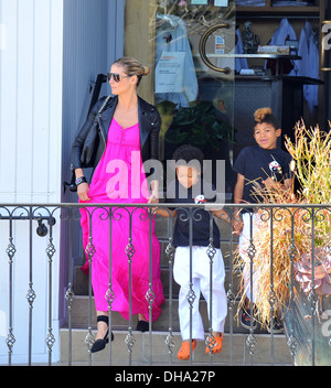 Heidi Klum und Söhne Johan Samuel und Henry Samuel außerhalb einer Karate-Klasse in Brentwood, Los Angeles Kalifornien - 07.04.12 Stockfoto