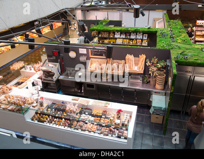 Die Markthalle Mercado de San Anton, Chueca, Madrid Stockfoto