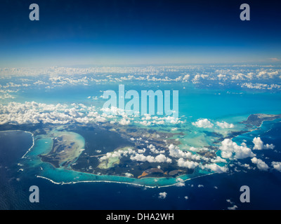 Blick aus der Vogelperspektive auf die bunte Kette tropischer Inseln mit Korallenriffen, Sandbänken, Salzbecken und Wolken Stockfoto