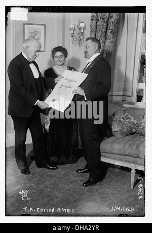 Dieses Foto aus der Library of Congress zeigt Thomas A. Edison, den berühmten Erfinder, zusammen mit seiner Frau Mina Miller Edison. Sie fängt einen bedeutenden Moment im Leben eines der größten Erfinder Amerikas ein. Stockfoto