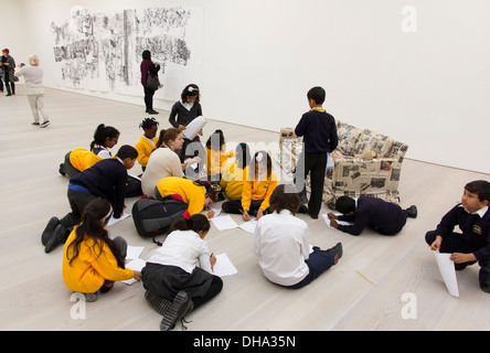 Kunst in der Papier-Ausstellung in der Saatchi Gallery - Couch für eine lange Zeit von Jessica Jackson Hutchins ausgestellt. Stockfoto