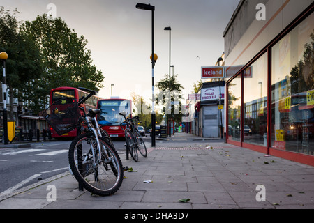 Fahrräder für einen Beitrag über die Caledonian Road in Islington, Nordlondon, an einem Sonntagmorgen im November gesperrt. Stockfoto