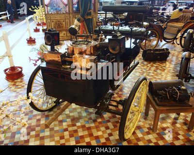 Das 1885 de Dion Bouton Dreirad mit frontseitigem Kessel und Wassertank ist im Museum of Automobiles in Talmont St-Hilaire ausgestellt und zeigt frühe motorisierte Transportkonzepte. Stockfoto