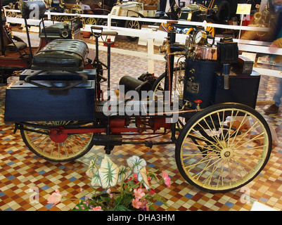 Das 1885 de Dion Bouton Dreirad ist ein Pionierfahrzeug mit einem vorn montierten Kessel, einem Wassertank und Kohlekisten neben dem Hinterrad. Sie wird im Museum of Automobiles in Talmont St. Hilaire, Frankreich, ausgestellt. Stockfoto