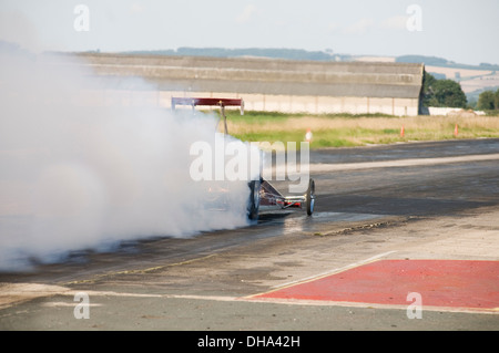 Dragster Dragster Burnout Ausbrennen Rauch die Reifen drehen die Räder Burnouts Rauch Reifen durchdrehen abs Traktion zu kontrollieren, er Stockfoto