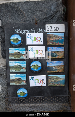 Tourist Souvenir Kühlschrank-Magnete für Verkauf, Guernsey, Channel Islands. Stockfoto