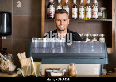 Intelligente männliche Barkeeper am Schalter im Cafe Stockfoto