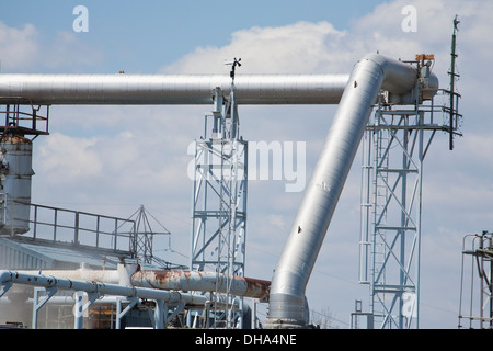 Große Fabrik Rohrleitungen mit blauem Himmel; Stoney Creek, Kanada Stockfoto