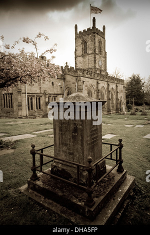 Der Friedhof mit einem großen Denkmal vor 14. Jahrhundert Pfarrei Kirche von St. Helena in Ashby De La Zouch, Derbyshire. Stockfoto