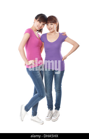 Zwei junge Frauen zusammenstehen auf weißem Hintergrund, Lächeln Stockfoto