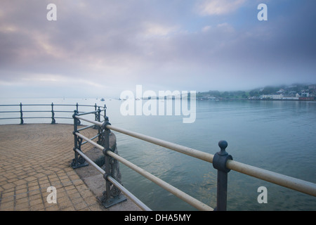 Ein ruhiger Morgen, Swanage Banjo Steg bei Sonnenaufgang im September Stockfoto