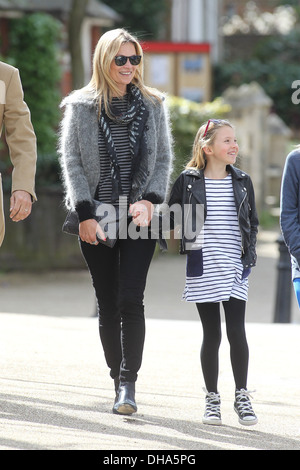 Kate Moss Lila Kate Moss mit Ehemann Jamie Hince und Tochter Lila Grace unterwegs in Hampstead London England - 10.04.12 Stockfoto