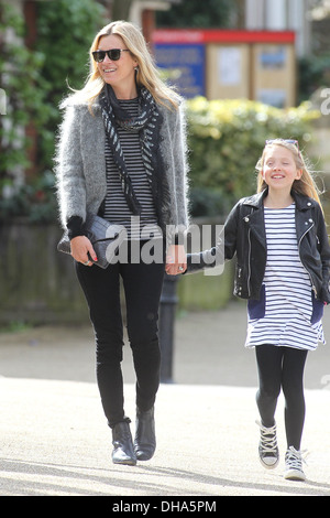 Kate Moss Lila Kate Moss mit Ehemann Jamie Hince und Tochter Lila Grace unterwegs in Hampstead London England - 10.04.12 Stockfoto