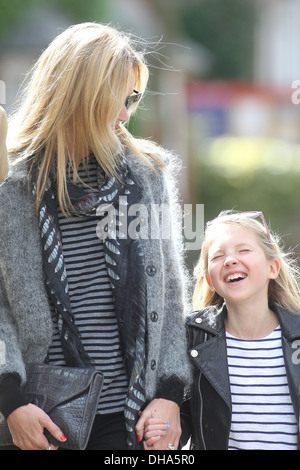 Kate Moss Lila Kate Moss mit Ehemann Jamie Hince und Tochter Lila Grace unterwegs in Hampstead London England - 10.04.12 Stockfoto