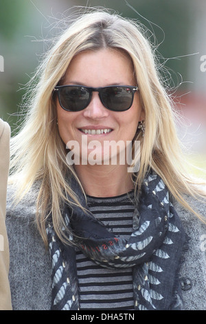 Kate Moss Kate Moss mit Ehemann Jamie Hince und Tochter Lila Grace unterwegs in Hampstead London England - 10.04.12 Stockfoto