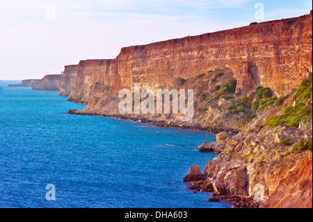 Küstenfelsen rote und blaue Meer Landschaft Sommer Reisen Landzunge Fiolent Cape in der Nähe von Sewastopol, Krim, Ukraine Stockfoto