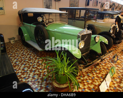 Der 1925 Donnet Zedel C16 ist ein klassischer französischer Tourenwagen mit 4-Zylinder-Motor und 11CV. Es ist Teil der Sammlung Museum of Automobiles in der Talmont St. Hilaire zeigt die Entwicklung des Automobildesigns in den 1920er Jahren Das Fahrzeug spiegelt die stilvollen, eleganten Designtrends der frühen Automobilzeit wider. Stockfoto