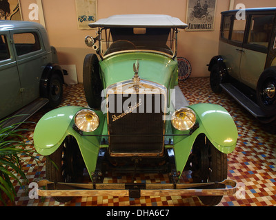 Der Donnet Zedel C16 von 1925 ist ein Oldtimer, der im Museum of Automobiles in Talmont St. Hilaire, Frankreich, ausgestellt wird. Dieser Wagen verfügt über einen 4-Zylinder-Motor und einen 11CV (französische Steuerleistung), typisch für europäische Automobile des frühen 20. Jahrhunderts. Die Tourer-Version ist bekannt für ihr offenes Design, das den luxuriösen Motorstil der Epoche repräsentiert. Stockfoto