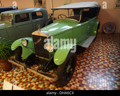 Der 1925er Donnet Zedel C16, ein 4-Zylinder-11CV-Tourer, wird im Museum of Automobiles in der Talmont St. ausgestellt Hilaire, Frankreich. Dieser Oldtimer spiegelt das französische Automobildesign und die Innovation des frühen 20. Jahrhunderts wider. Stockfoto