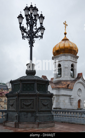 Laterne in der Nähe der Kirche von Christus dem Erlöser in Moskau Stockfoto