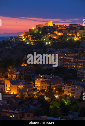 Acquaviva Picena am Abend Stockfoto