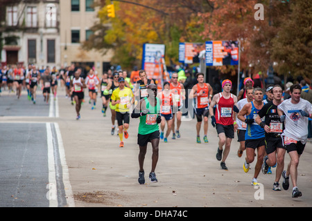 Läufer gehen durch Harlem in New York in der Nähe von 22 Meilen-Marke in der Nähe von Mount Morris Park in der jährlichen ING New York City Marathon. Stockfoto