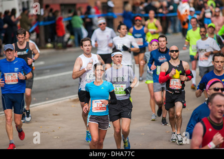 Läufer gehen durch Harlem in New York in der Nähe von 22 Meilen-Marke in der Nähe von Mount Morris Park in der jährlichen ING New York City Marathon. Stockfoto