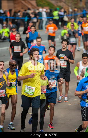 Läufer gehen durch Harlem in New York in der Nähe von 22 Meilen-Marke in der Nähe von Mount Morris Park in der jährlichen ING New York City Marathon. Stockfoto