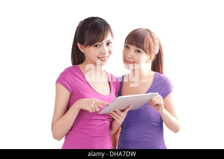 Zwei Freundinnen spielen mit digital-Tablette Stockfoto