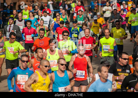 Läufer gehen durch Harlem in New York in der Nähe von 22 Meilen-Marke in der Nähe von Mount Morris Park in der jährlichen ING New York City Marathon. Stockfoto