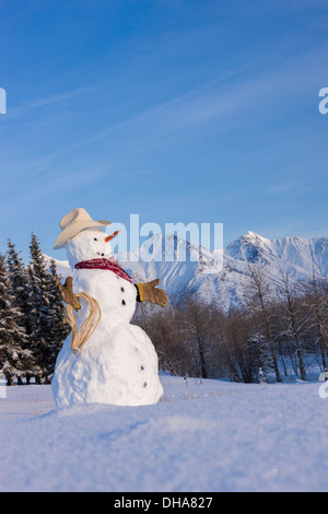 Schneemann verkleidet als Cowboy stehen vor den Chugach Mountains im Winter; Palmer Alaska Usa Stockfoto