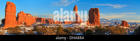 Ausgewogene Rock und anderen verschneiten roten Felssäulen vor dem Hintergrund der La Sal Mountains im Arches National Park, Utah Stockfoto