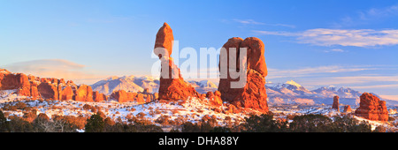 Ausgewogene Rock und anderen verschneiten roten Felssäulen vor dem Hintergrund der La Sal Mountains im Arches National Park, Utah Stockfoto