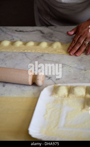 Frau bereitet frische Ravioli Pakete Stockfoto