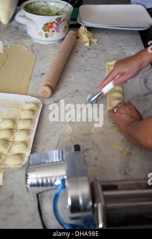 Frau Vorbereitung Ravioli von Ricotta und Grüns Stockfoto