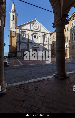 Dom und der Piazza Pio II Platz, Pienza, Toskana. Stockfoto