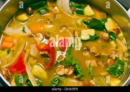 Nahaufnahme von frische, gesunde, hausgemachte Vegetabel Suppe in einem Topf Stockfoto