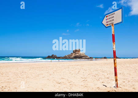 Strand-Zeichen auf einem fast leeren Castelejo Strand in der Nähe von Vila da Bispo Algarve Portugal EU Europa Stockfoto