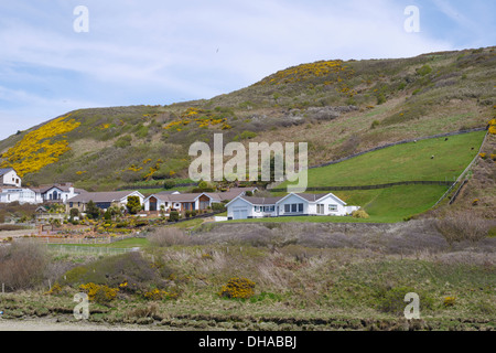 Private Eigentümer bewohnt große eingeschossige Bungalows am Rande des Flusses Ystwyth, Aberystwyth, Wales, UK Stockfoto