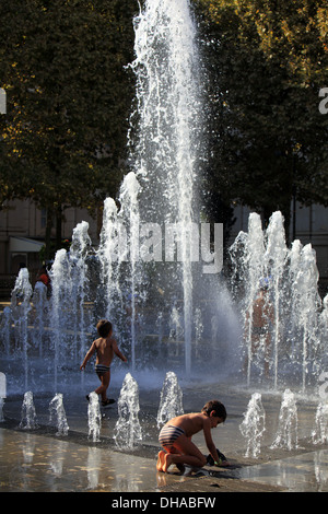 Statue des Zeus, Piazza du Nombre d ' or, Montpellier, Herault, Languedoc-Roussillon, Frankreich Stockfoto