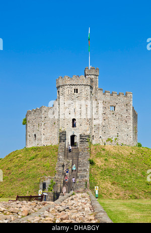 innen halten das Gelände des Cardiff Castle mit der Norman Cardiff South Glamorgan Wales Großbritannien GB EU Europa Stockfoto