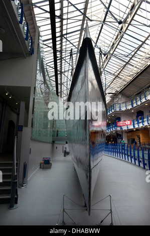 Die gestochen scharfen Bogen der ersten Turbine angetriebene Schiff, die "Turbinia" im Jahre 1894 von Tyneside Erfinder Charles Parsons entwickelt. Stockfoto