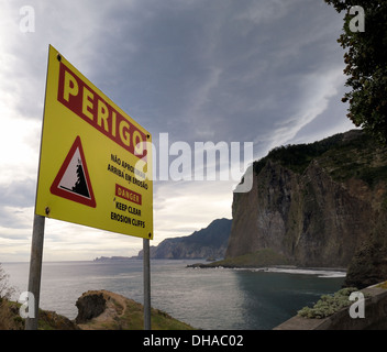 Madeira Portugal. Ein Tourist Warnzeichen. Gefahr der Erosion Klippen freihalten Stockfoto